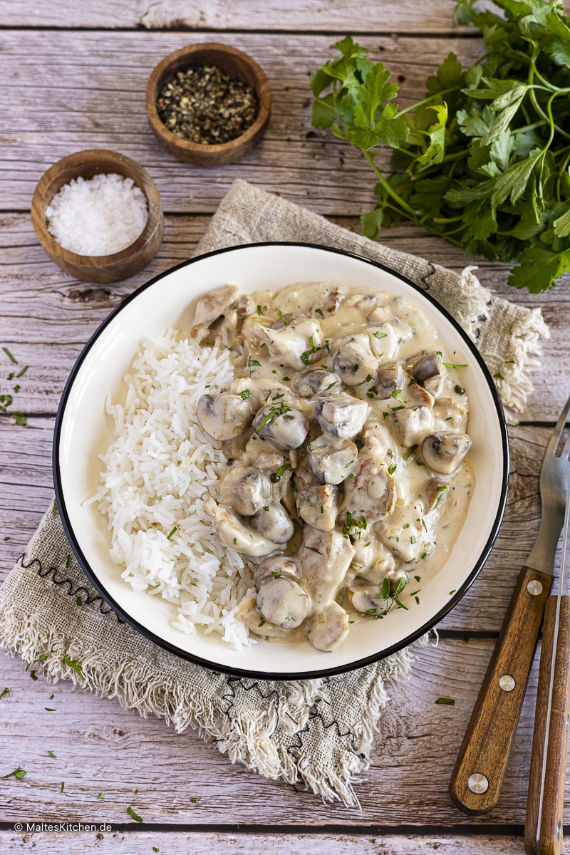Leckeres Schweinefleisch im Sahnesauce mit Pilzen.