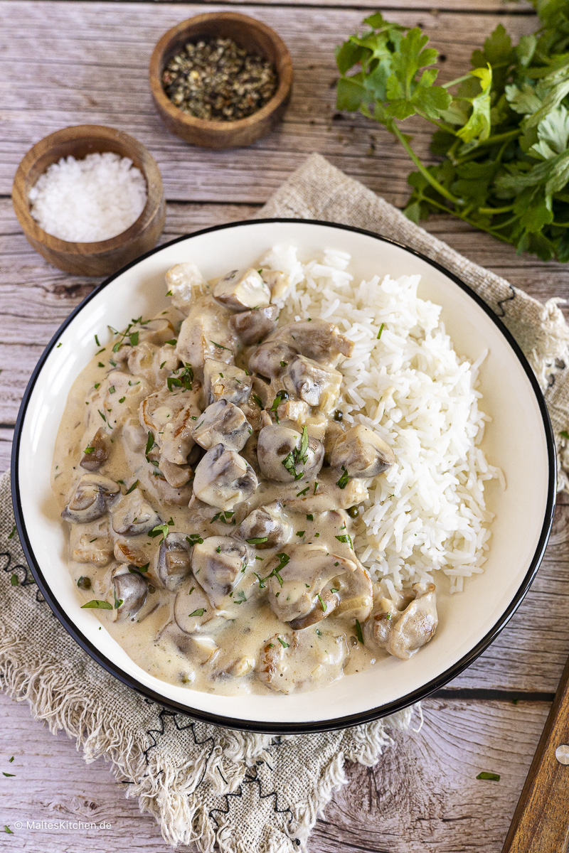 Schweinegeschnetzeltes in Rahmsauce mit Champignons.