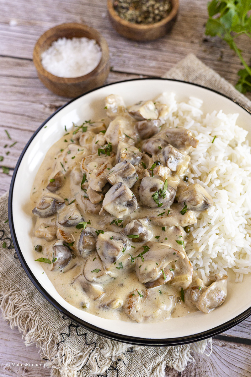 Schweinegeschnetzeltes in Rahmsauce mit Champignons und Reis.