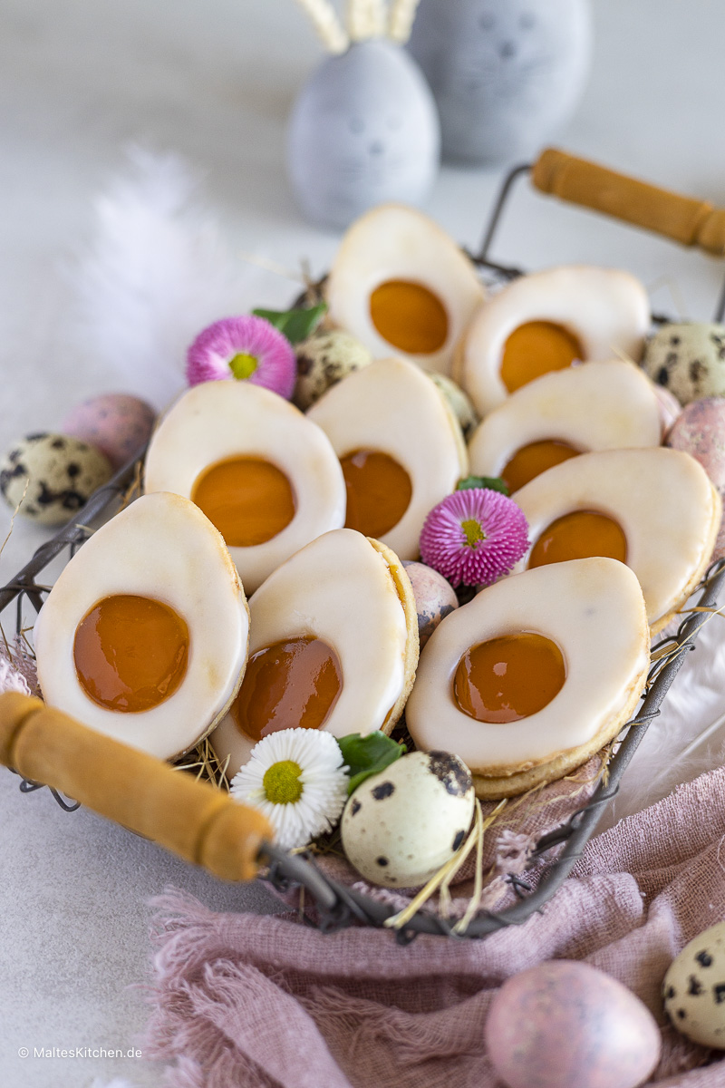 Leckere Spitzbuben Plätzchen als Ostereier, gefüllt mit Marmelade.
