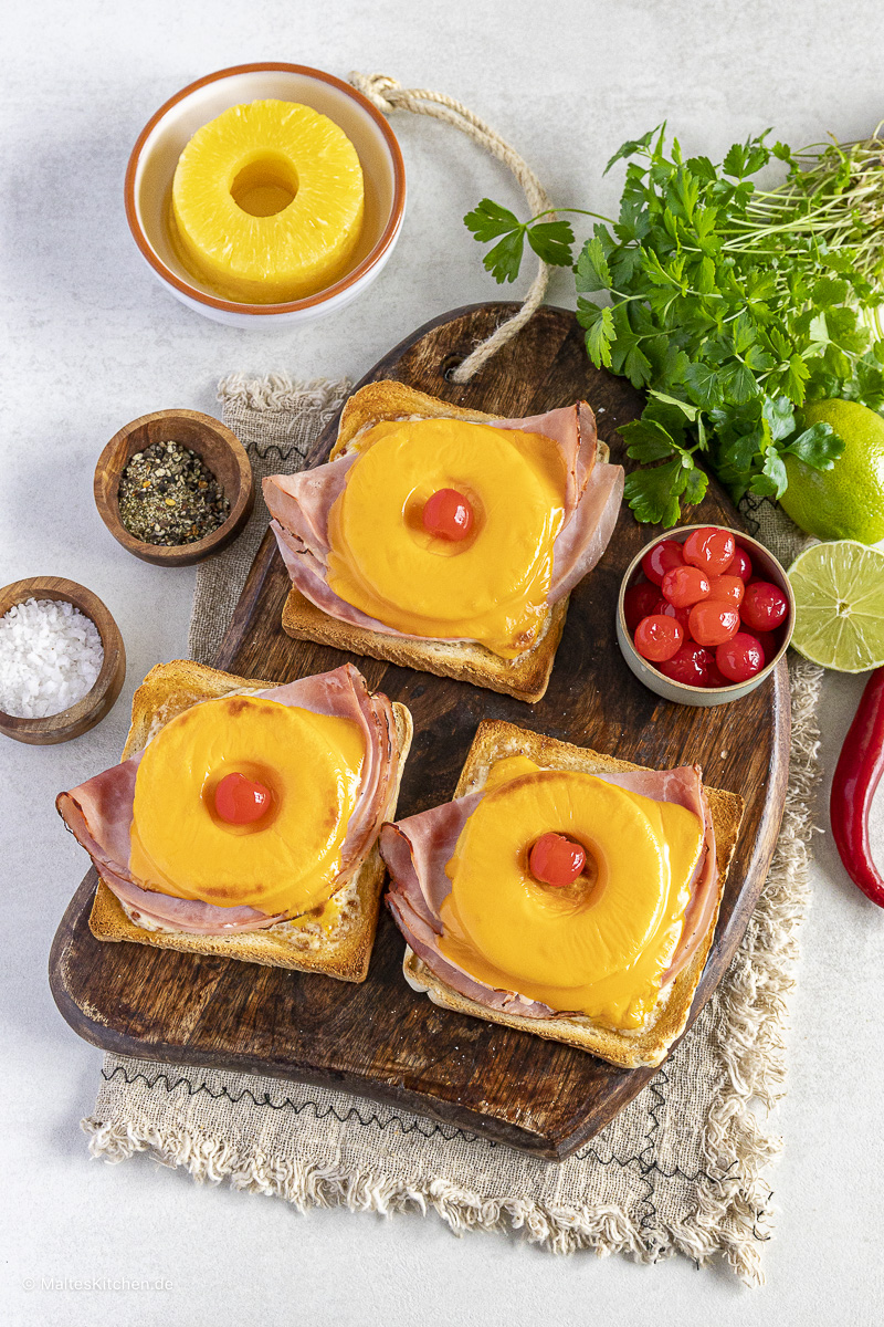 Der berühmte Hawai Toast mit Schinken, Ananas und Käse überbacken.