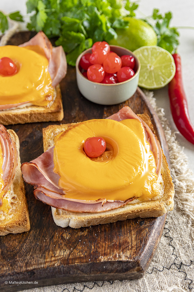 Toast Hawaii mit cremiger Limetten-Mayonnaise.