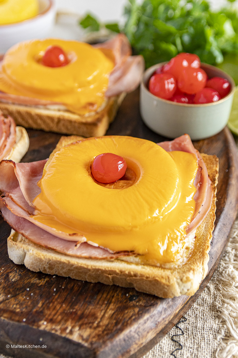 Hawaii-Toast mit Kochschinken, Käse und Cocktailkirsche.