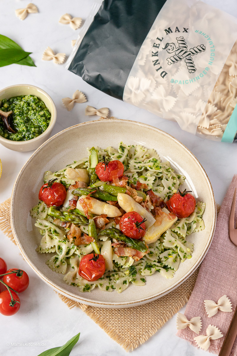 Nudeln mit zweierlei Spargel, Tomaten, Bärlauch Pesto und Speck.