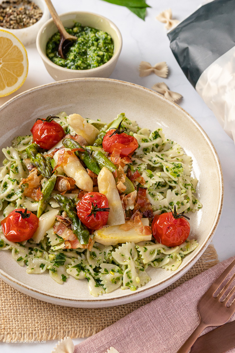 Leckere Nudeln mit Spargel und Bärlauch Pesto.
