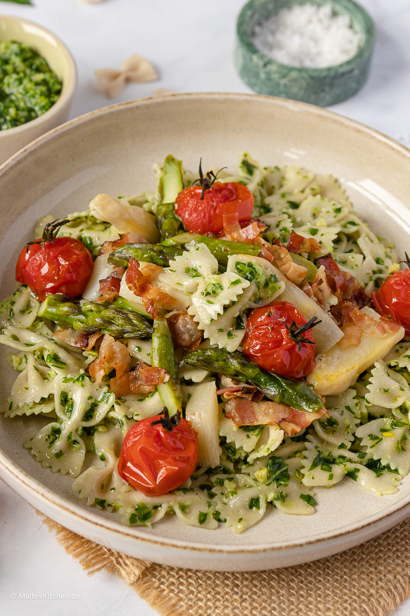 Frühlingshafte Nudeln mit Pancetta, Kirschtomaten, weißem und grünem Spargel.