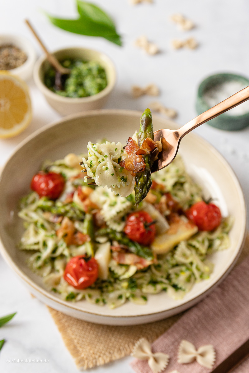 Farfalle mit Bärlauch Pesto, Ofentomaten und Speck.