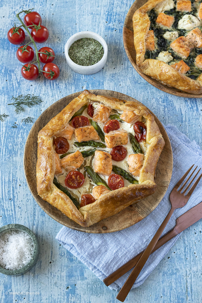 Knusprig und lecker. Galette mit Lachs, grünem Spargel und Kirschtomaten.