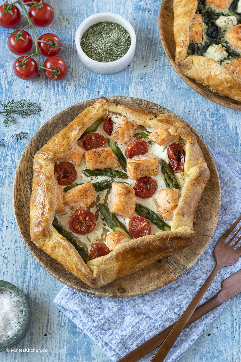 Knusprige Galette mit saftigem Lachs, grünem Spargel und Kirschtomaten.