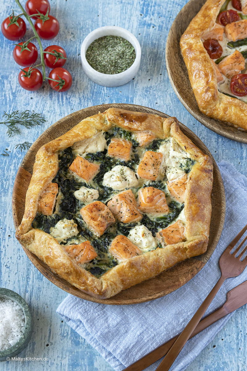 Knusprige Galette mit saftigem Lachs, Spinat und Ricotta.