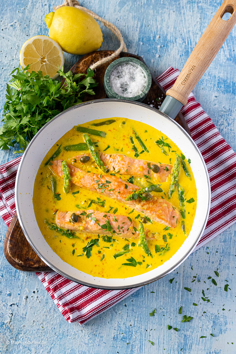 Saftiger Lachs mit grünem Spargel in Safransauce