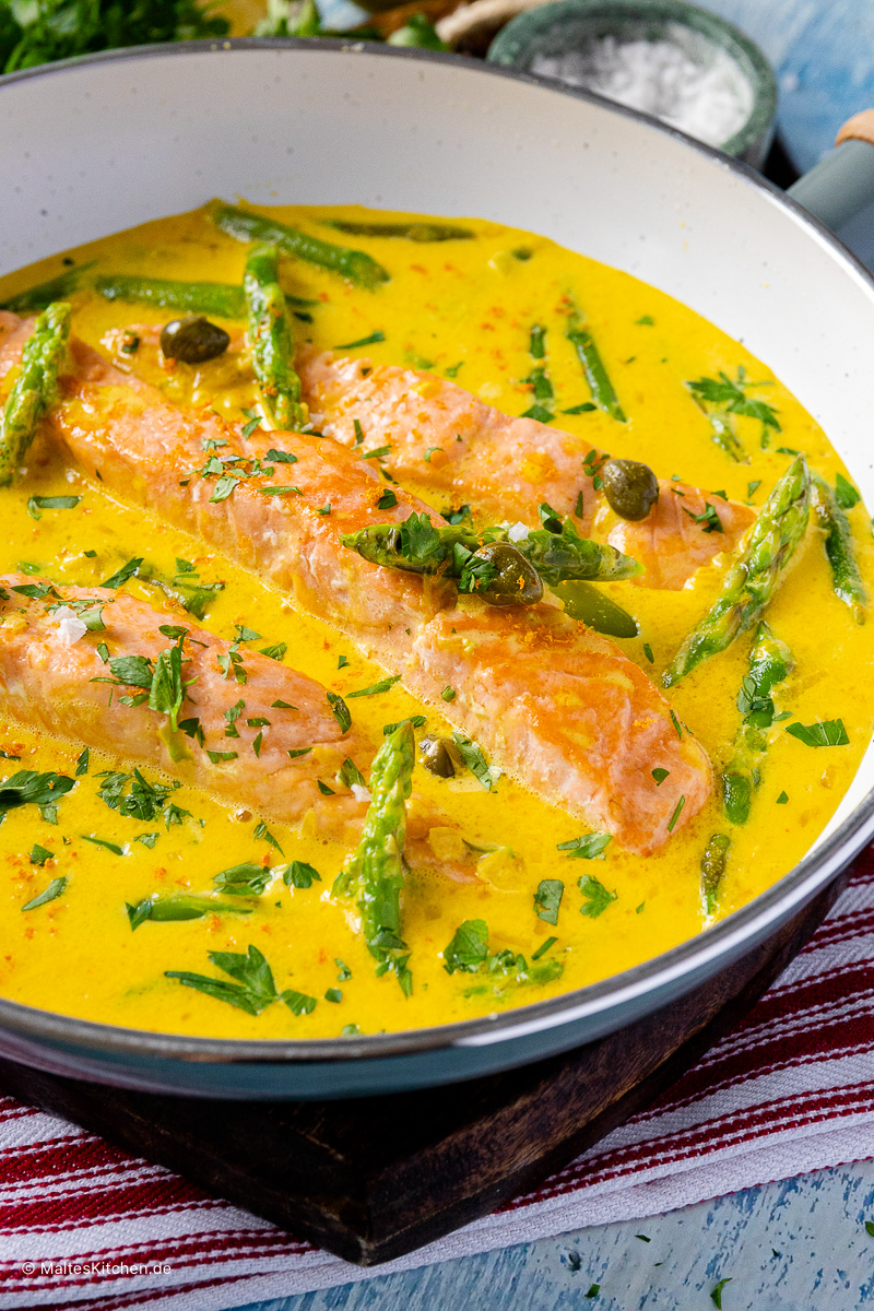 Super saftiger Lachs mit Safransauce, grünem Spargel und Kapern.