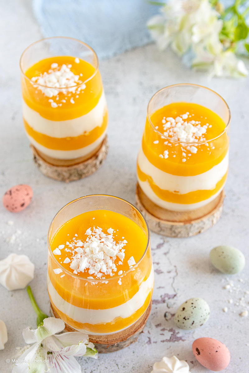 Cremiges Dessert im Glas an Ostern.