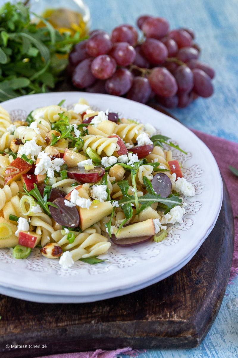 Nudelsalat mit Äpfeln, Nüssen, Weintrauben und Fetakäse.