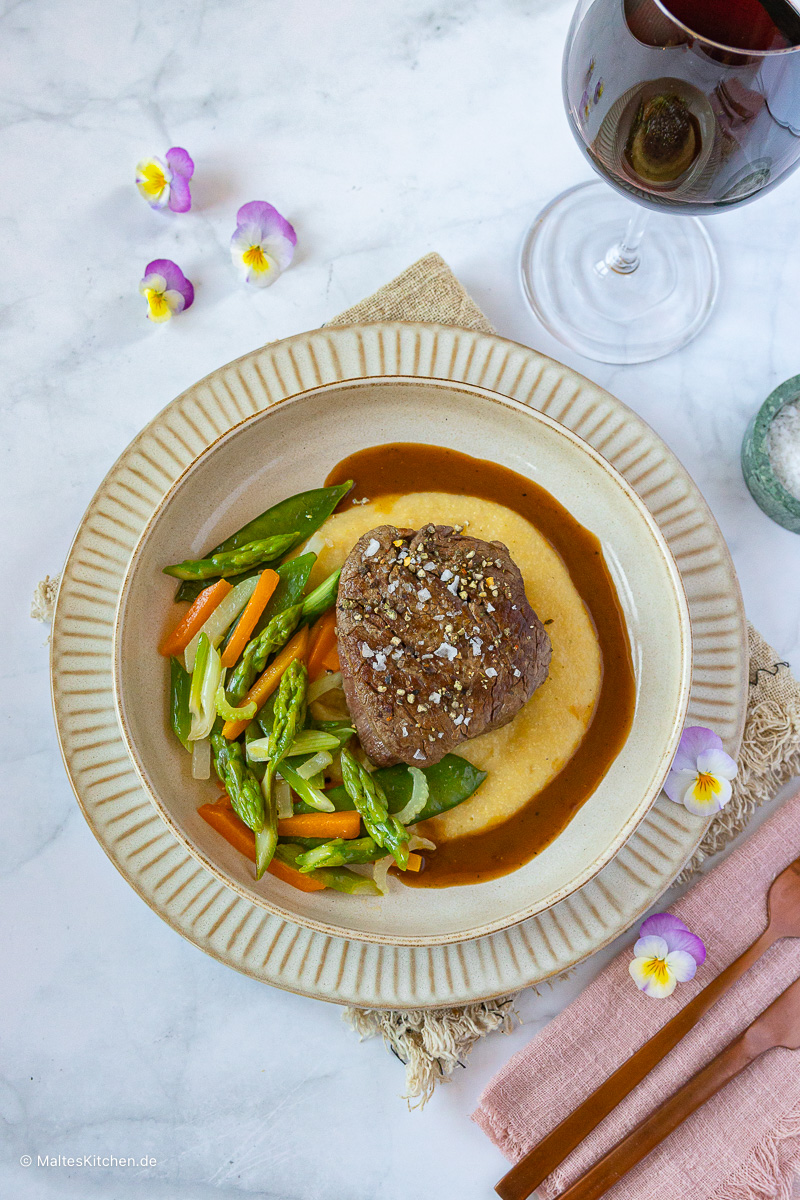 Zartes Rinderfilet auf Frühlingsgemüse mit cremiger Polenta.