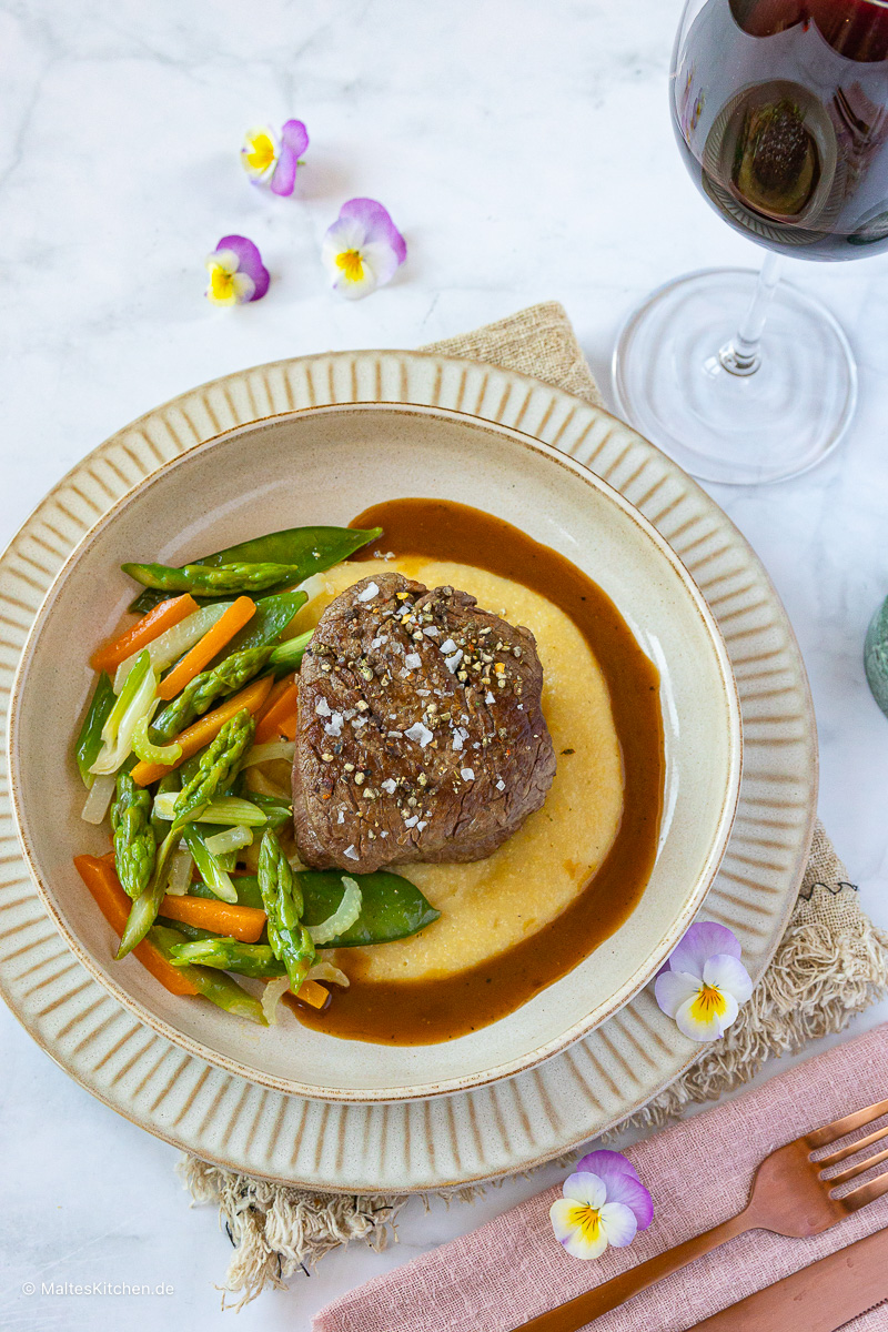 Zartes Rinderfilet auf Frühlingsgemüse mit cremiger Polenta.