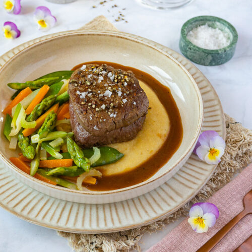 Rezept für ein zartes Rinderfilet auf Frühlingsgemüse mit cremiger Polenta