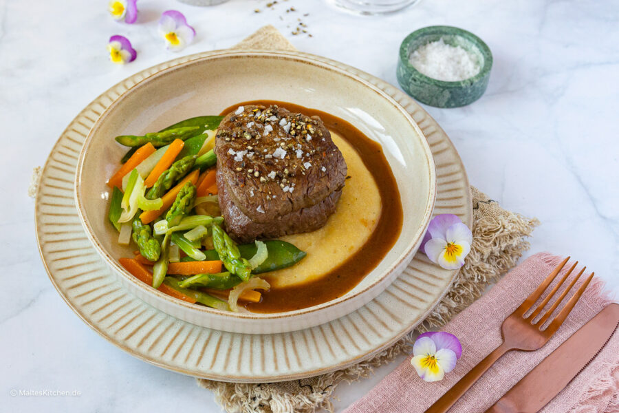 Rezept für ein zartes Rinderfilet auf Frühlingsgemüse mit cremiger Polenta