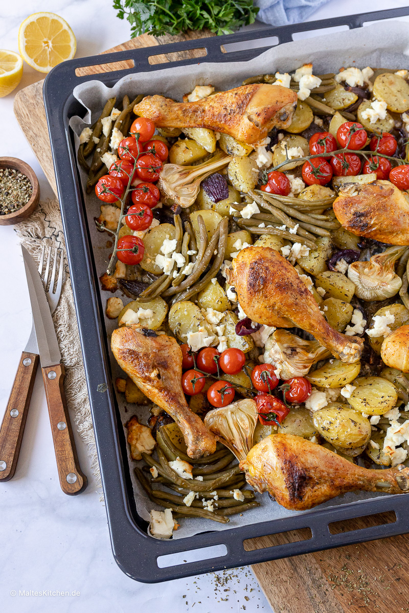 Hähnchen aus dem Backofen mit Kartoffeln und Bohnen.