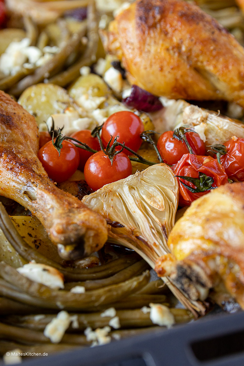Leckeres Hähnchen und Gemüse aus dem Ofen.