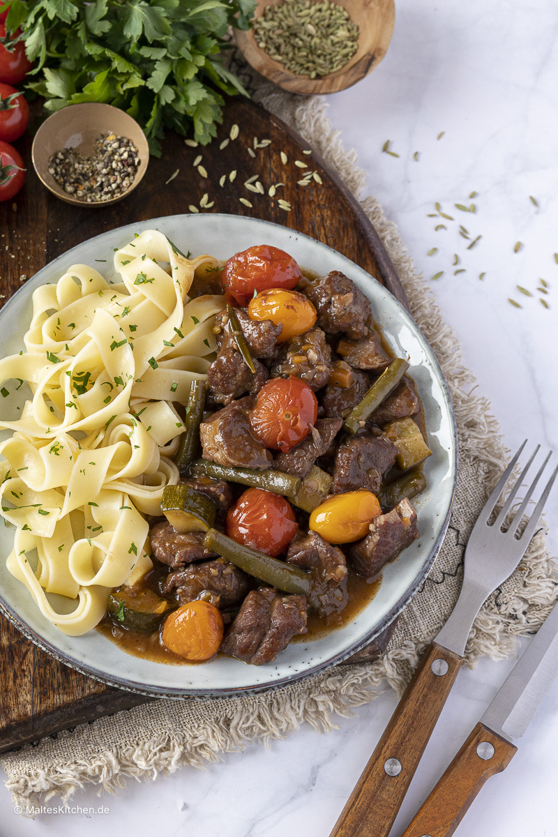 Mediterranes Lammragout mit grünen Bohnen und Kirschtomaten