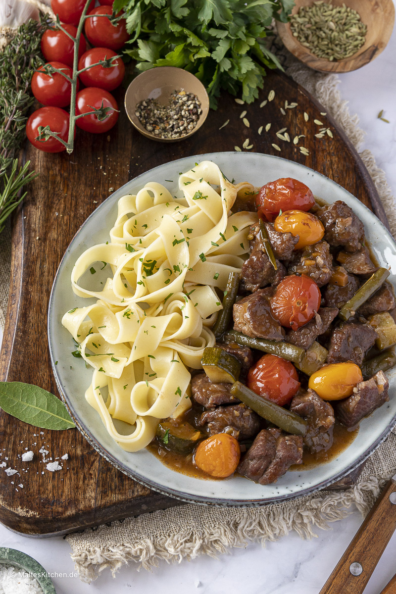 Leckeres Lammragout mit Bandnudeln für Ostern.