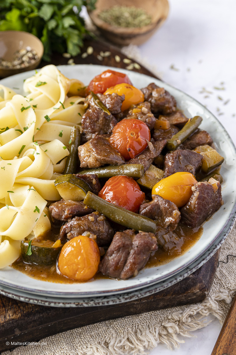 Lammragout mit Tomaten, grünen Bohnen und Zucchini.