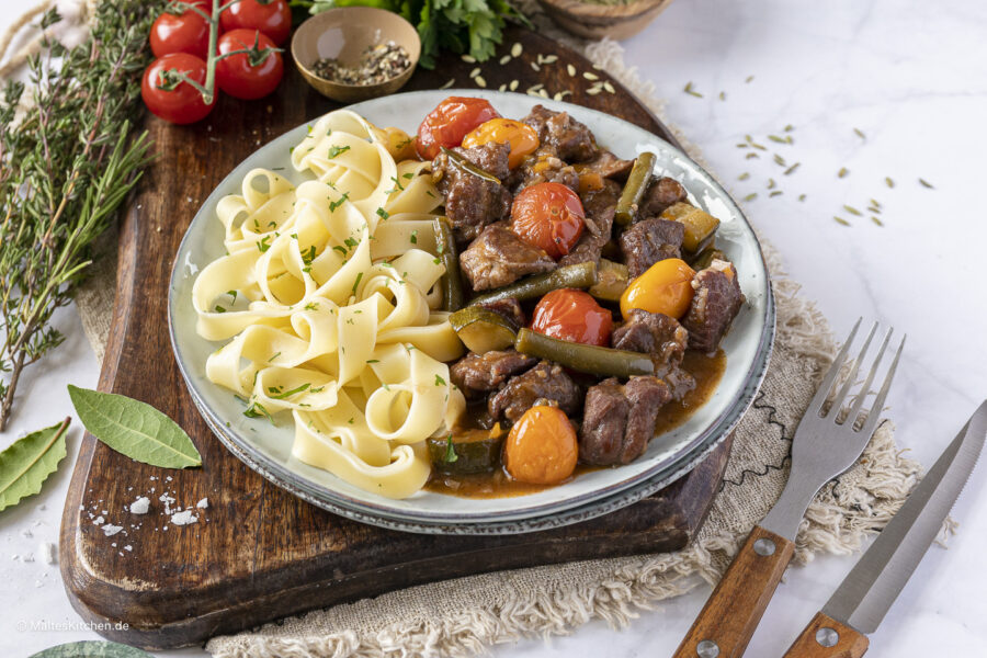 Rezept für ein Mediterranes Lammragout mit grünen Bohnen und Kirschtomaten