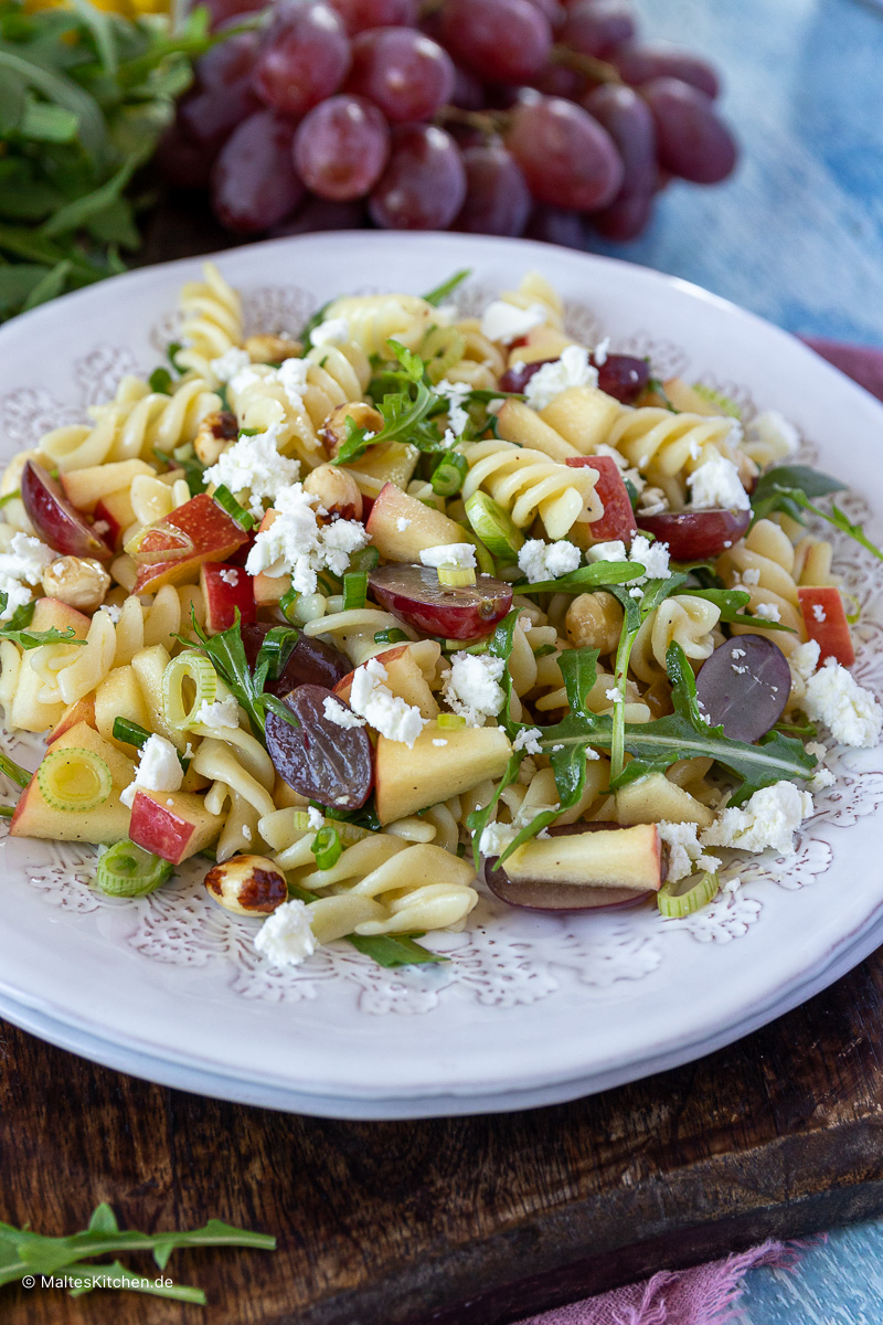 Salat mit Nudeln, Äpfeln und Fetakäse