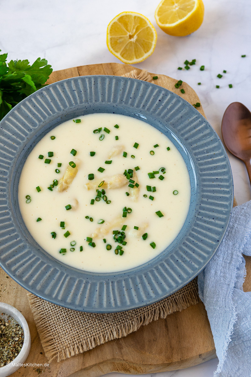 Cremige Spargelsuppe mit Sud aus Schalen.