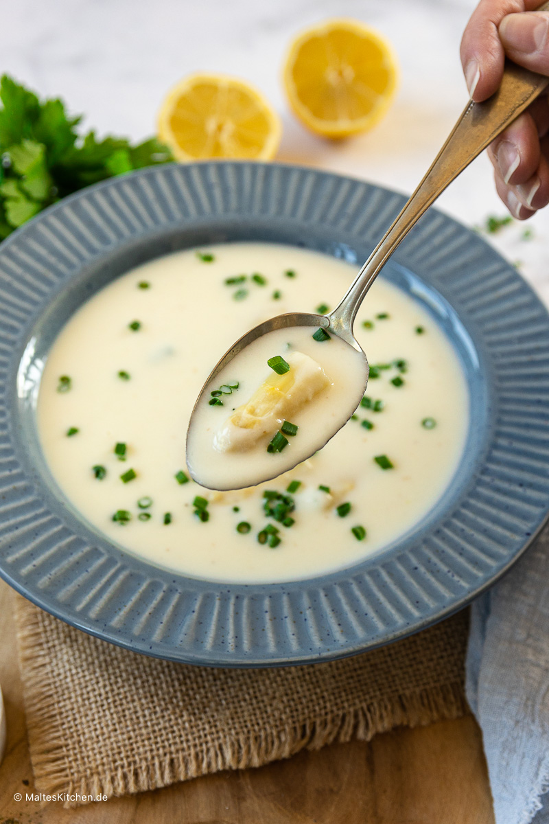 Cremige Spargelsuppe mit Spargel als Einlage.