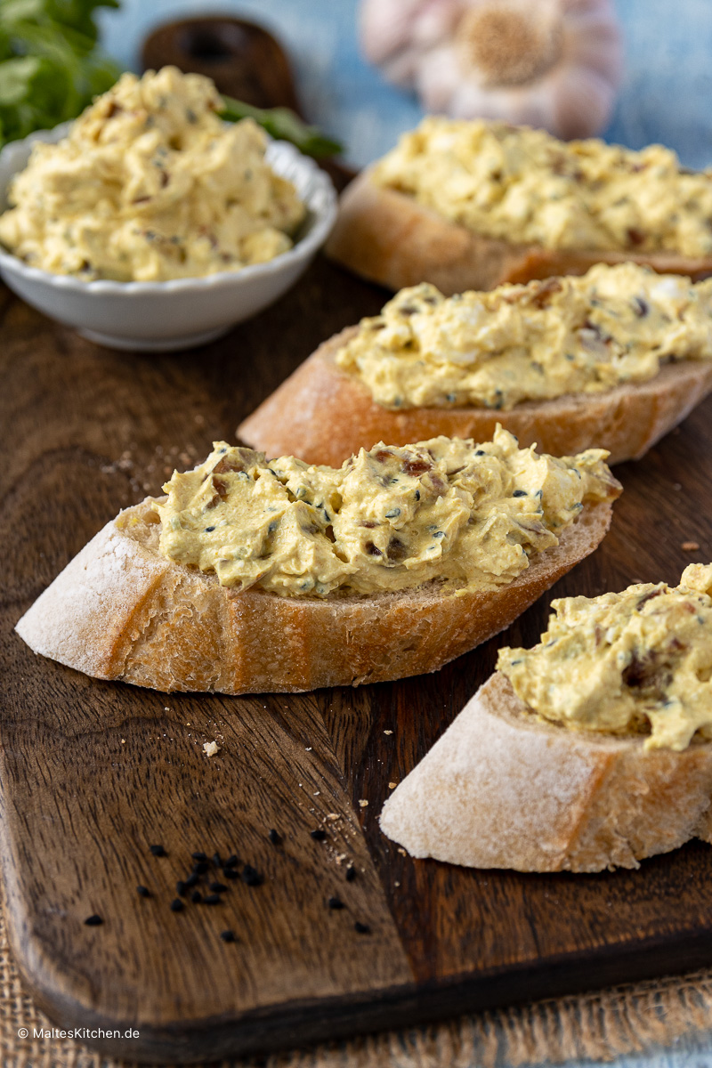 Leckerer Dip mit Datteln, Fetakäse und Curry.