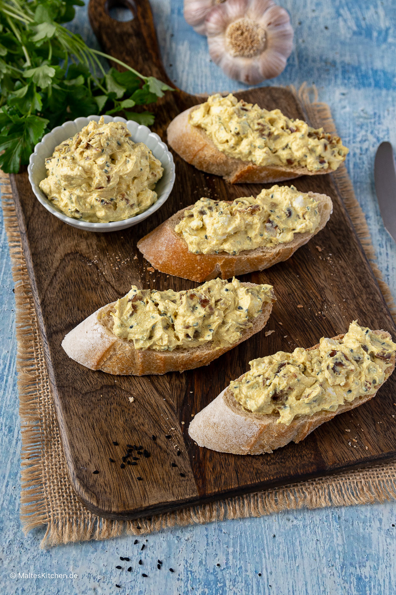 Zum Grillen oder fürs aufs Brot. Leckerer Dip mit Curry, Frischkäse und Datteln.