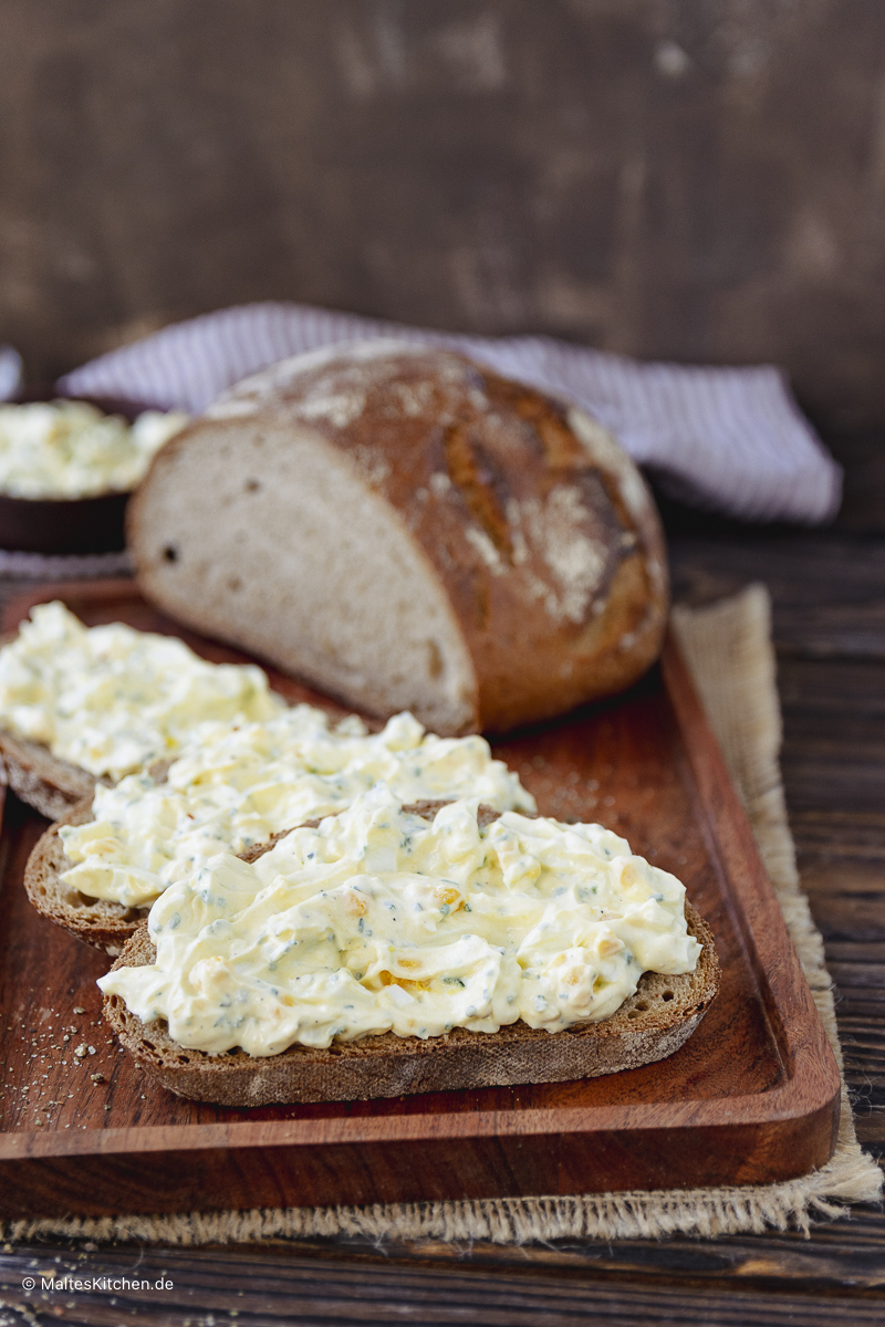 Leckerer Salat mit gekochten Eiern zum Frühstück.