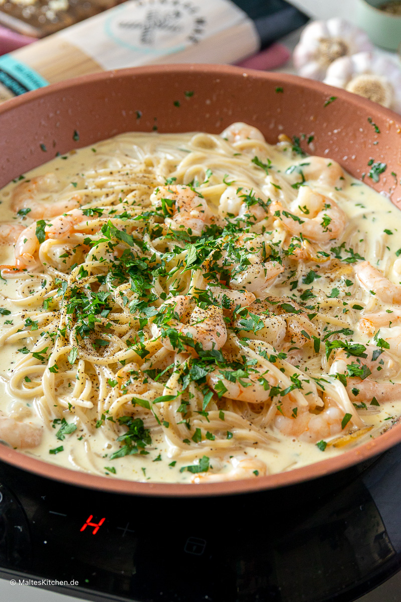Spaghetti Alfredo mit Garnelen.