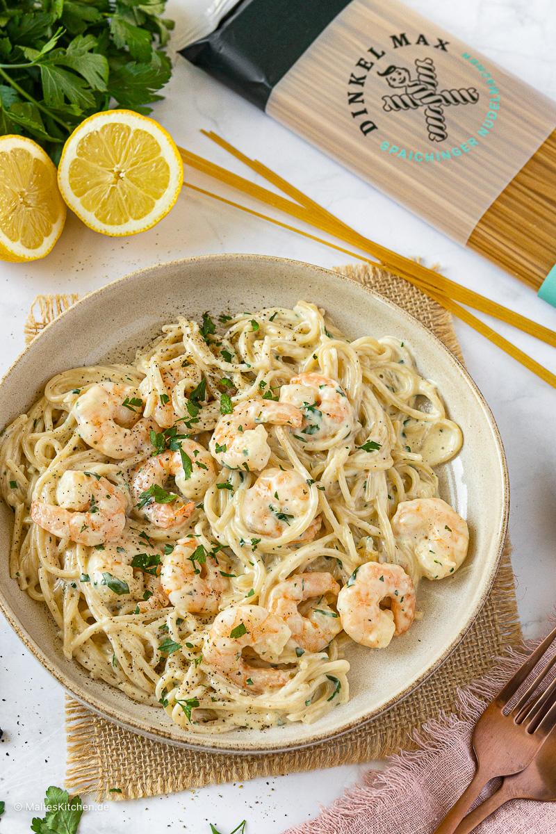 Spaghetti Alfredo mit gebratenen Garnelen.