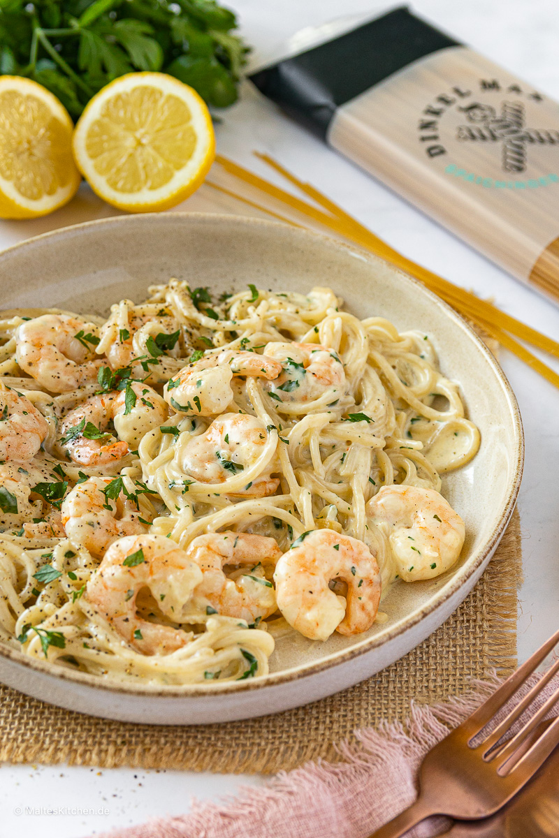 Spaghetti in Käsesauce mit Garnelen.