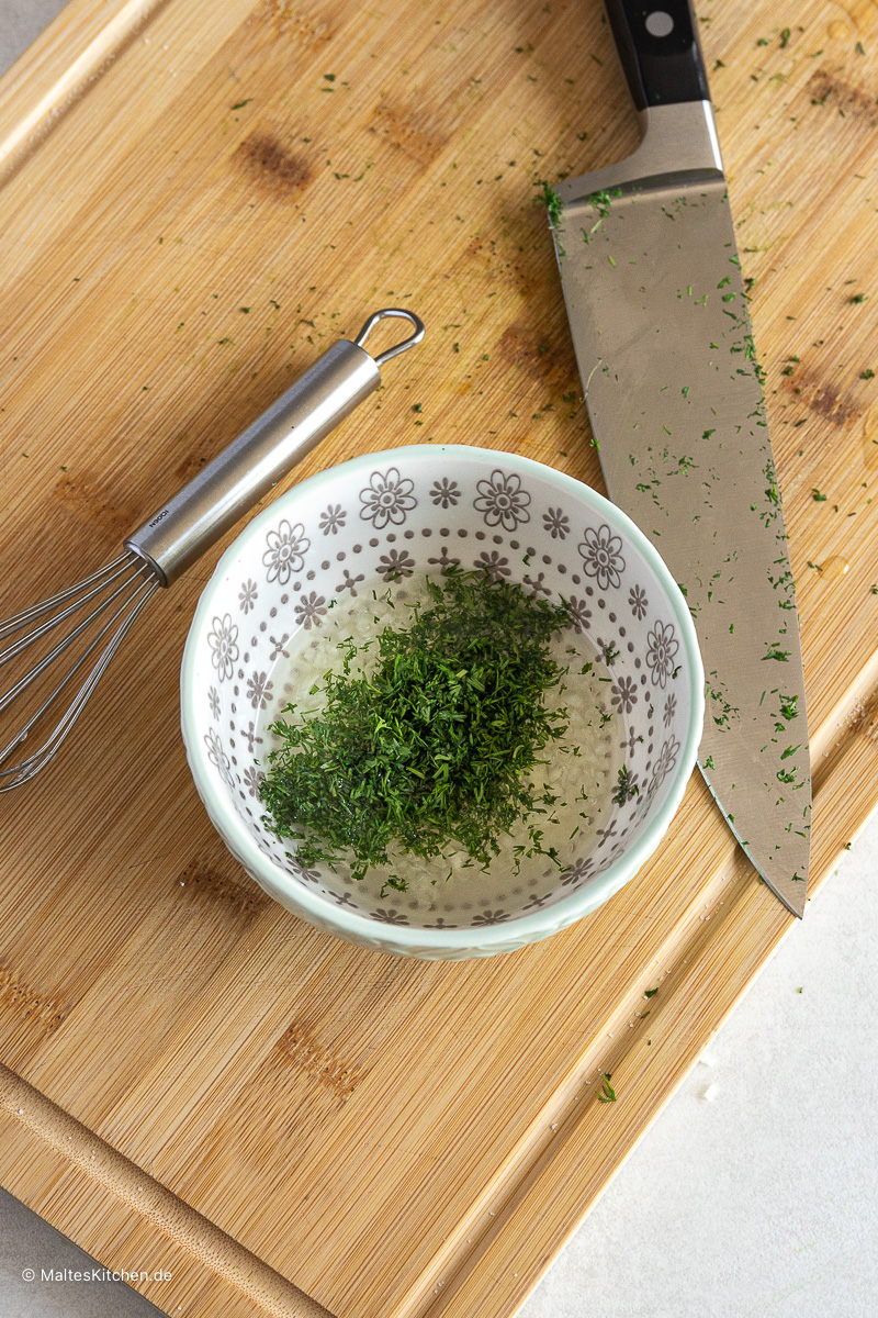 Gurkensalat mit Dill.