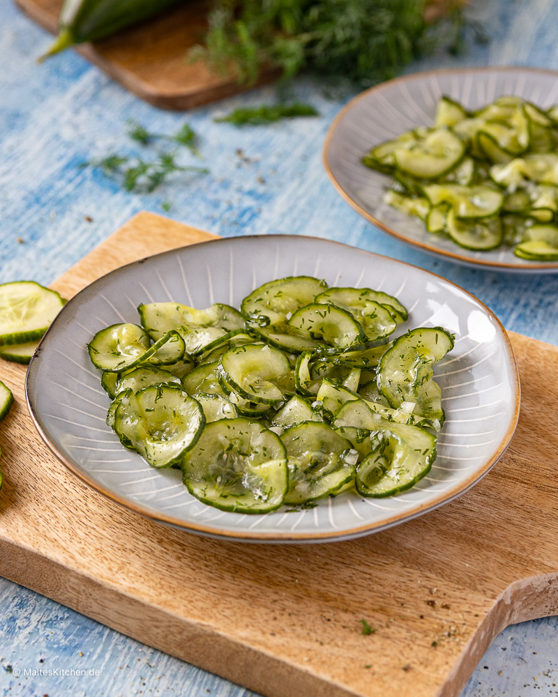 Erfrischender Gurkensalat mit Dill.
