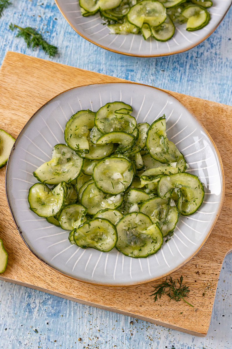 Erfrischender Salat mit Gurke und Dill.