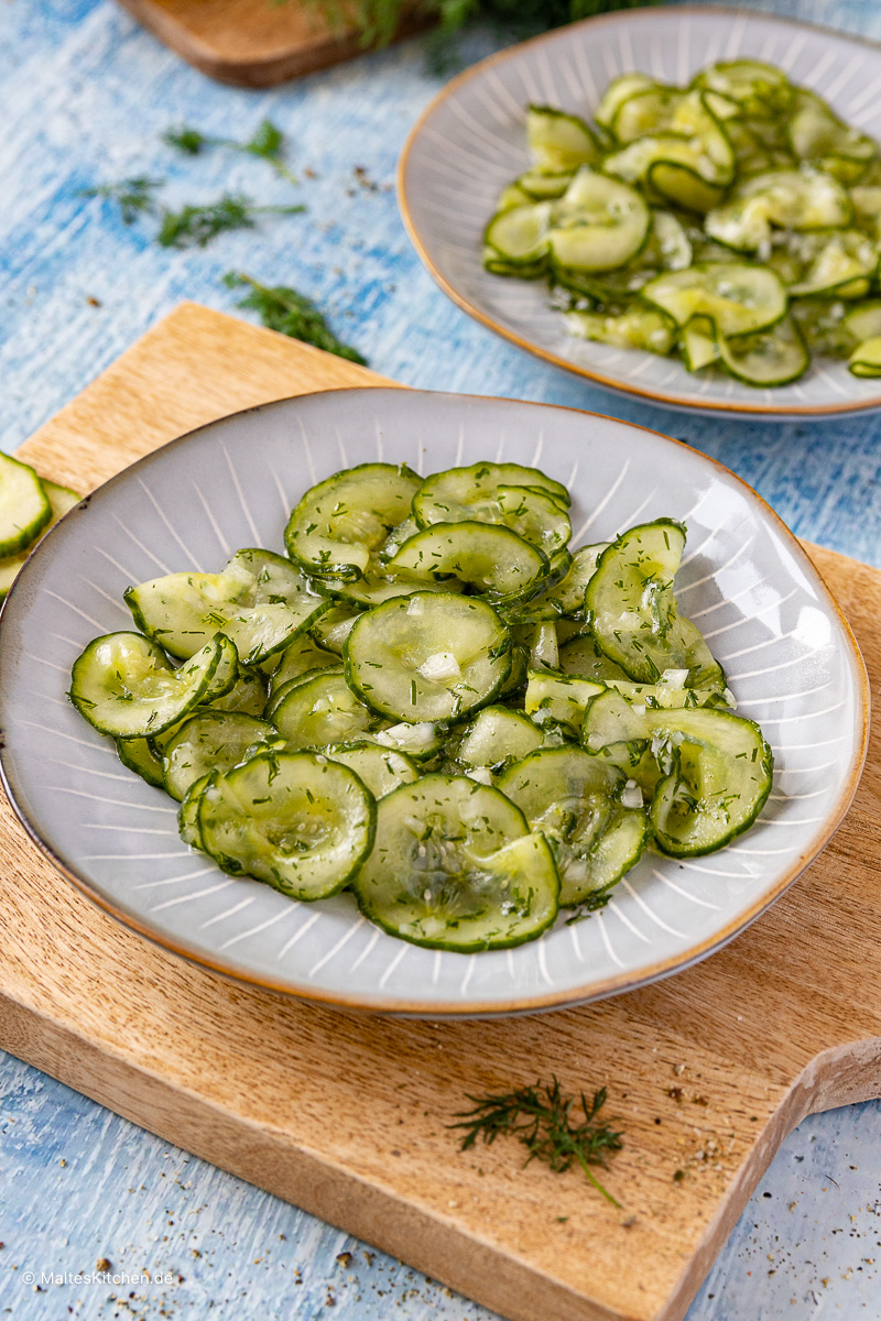 Erfrischender Gurkensalat mit Essig-Öl Dressing und Dill.