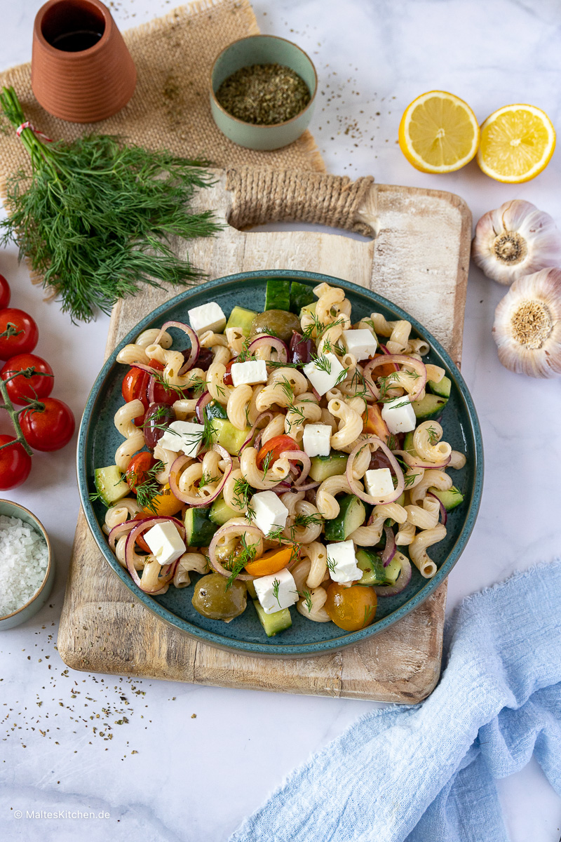 Griechischer Nudelsalat mit Gurke und Feta.