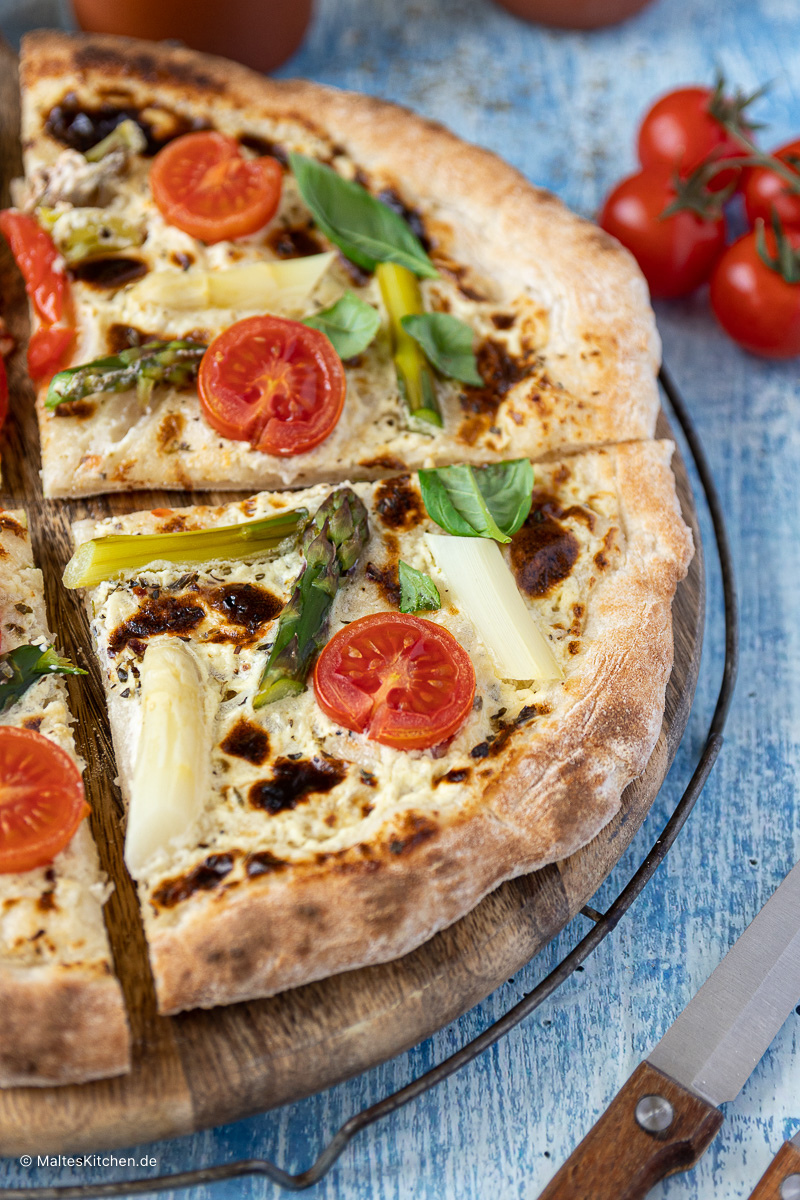 Knusprige Spargelpizza mit Spargel und Kirschtomaten.