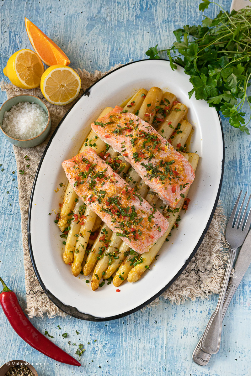 Leckerer Ofenspargel und aromatischer Lachs aus dem Ofen.