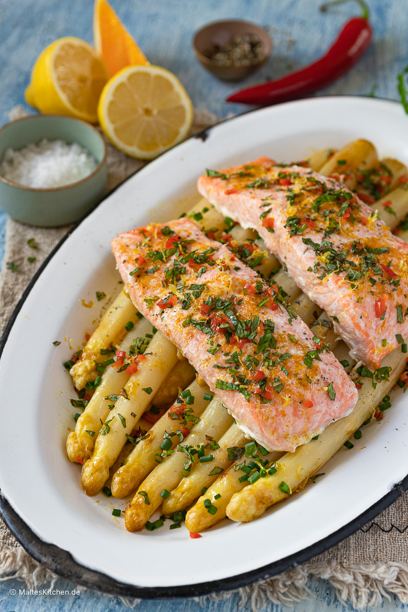 Ofenspargel mit saftigem Lachs.