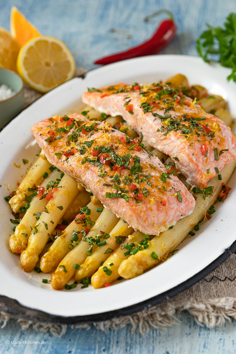 Lachs mit Ofenspargel und Orangen-Limetten-Butter.