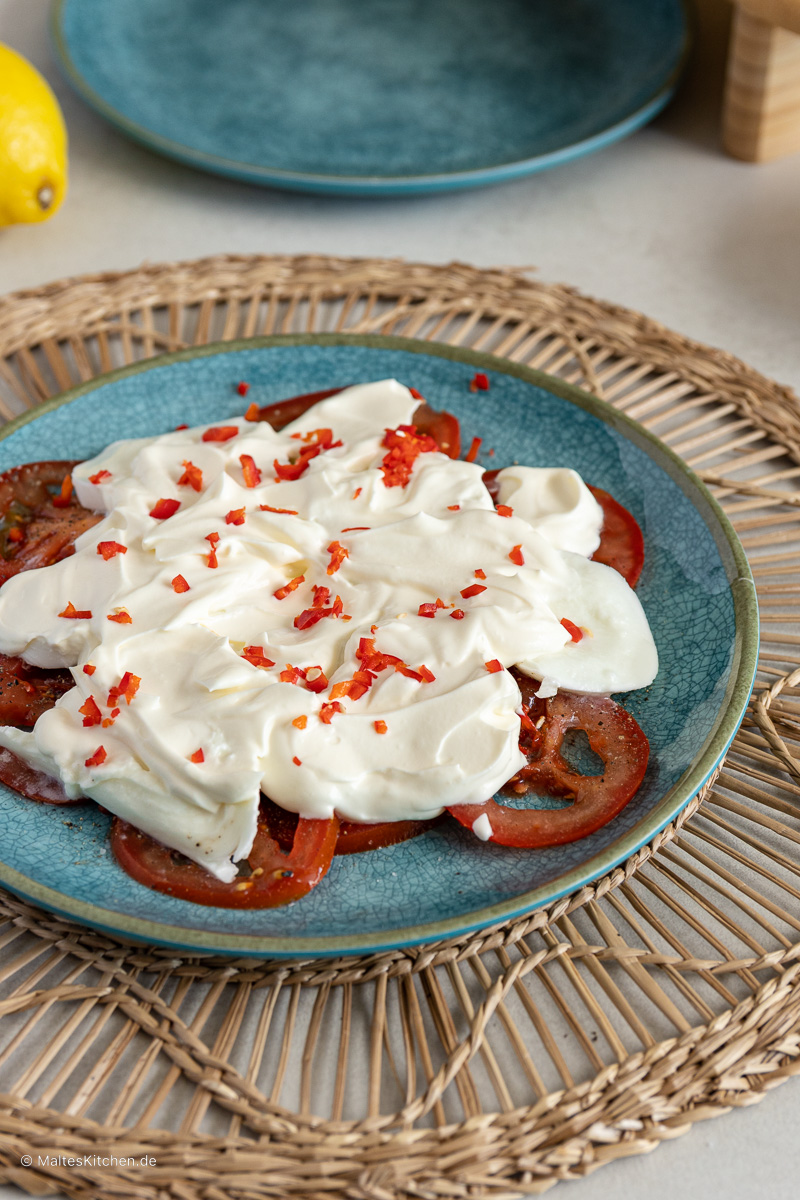 Caprese mit Chili und Cremen Fraiche.