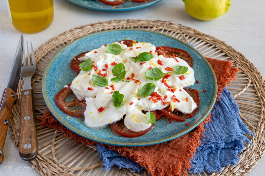 Rezept für Caprese mit Creme Fraiche, Zitrone und Chili.