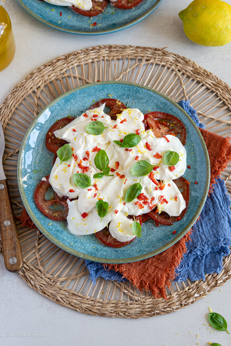 Caprese mit Creme Fraiche, Zitrone und Chili.