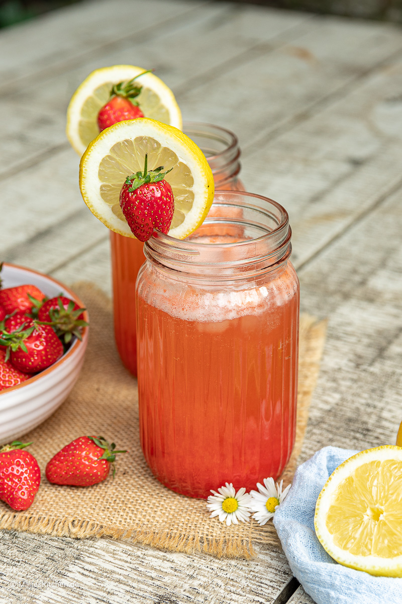 Super erfrischend und lecker. Limonade mit Erdbeeren.